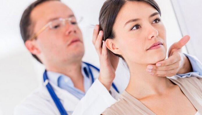 médico examina a un paciente con dolor de cuello
