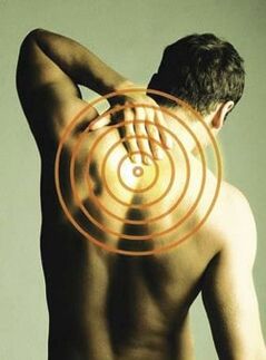 El dolor de espalda que empeora con la inhalación es un síntoma de osteocondrosis torácica
