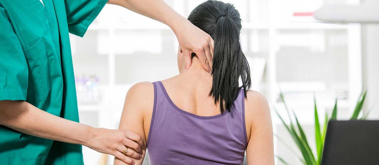 Paciente con dolor de cuello siendo examinado por un médico